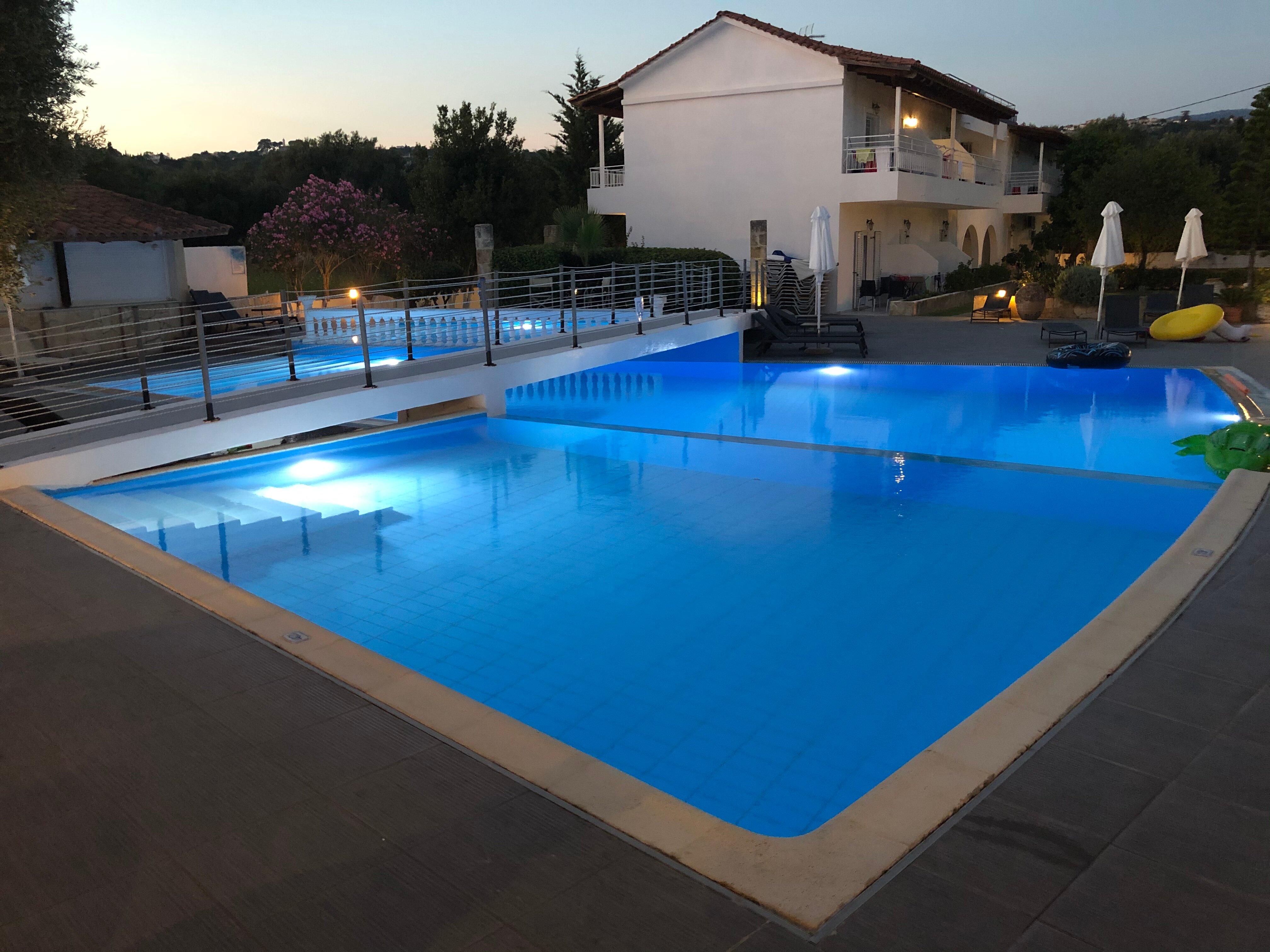 Olive Grove Studios/Apartments-泳池
