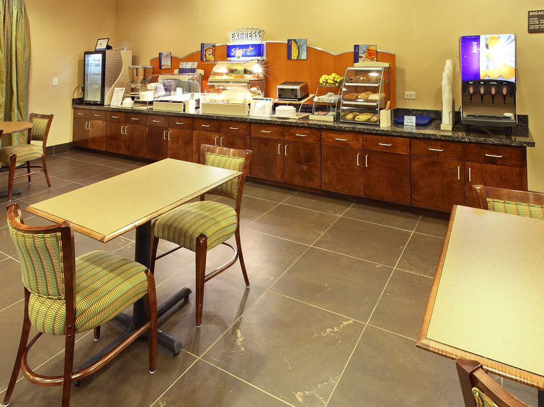 Holiday Inn Express & Suites Carthage By IHG主图