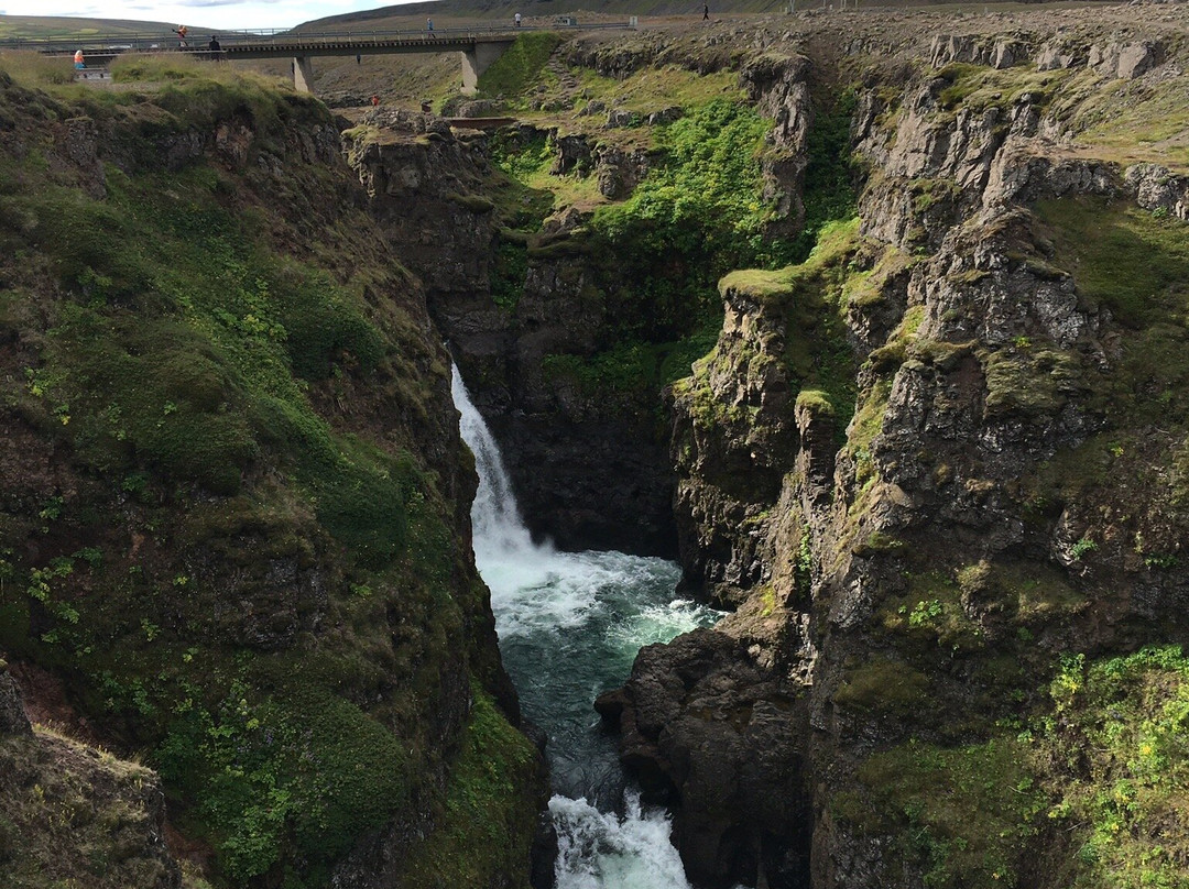 Kolugljufur Waterfall-华姆斯唐吉必去景点