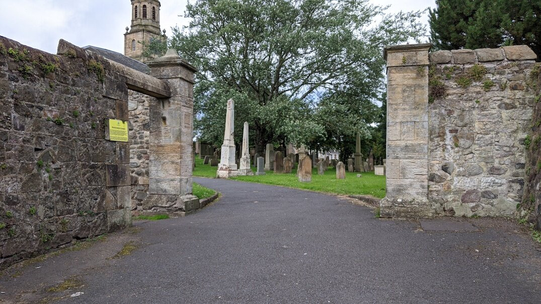 Irvine Old Parish Church and Graveyard景点图片