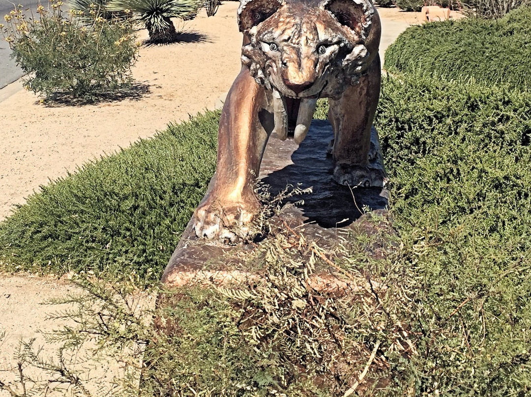 Smilodon Sculpture in Triangle Park-Yucca Valley必去景点