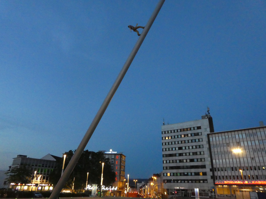 Man walking to the sky-卡塞尔行政区必去景点