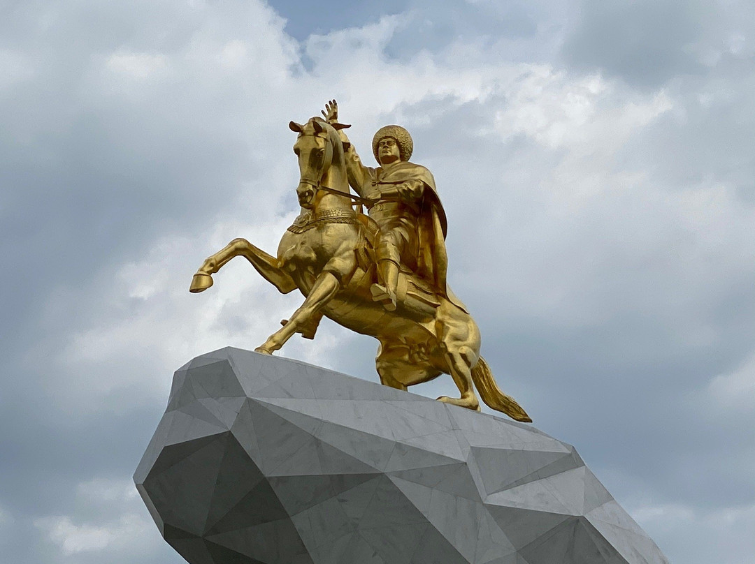 Statue of the President Arkadag-阿什哈巴德必去景点