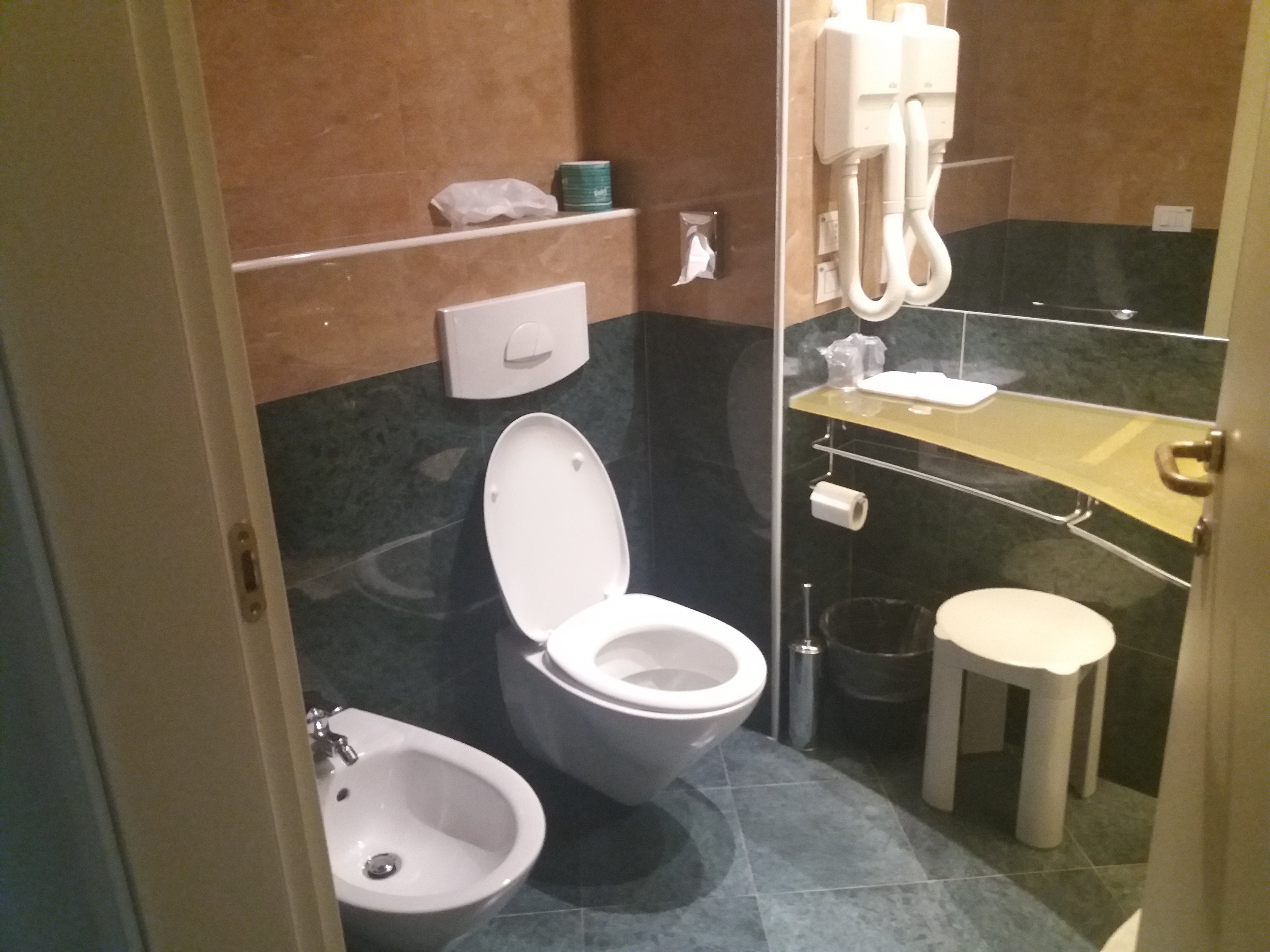 Phi Hotel Emilia-浴室