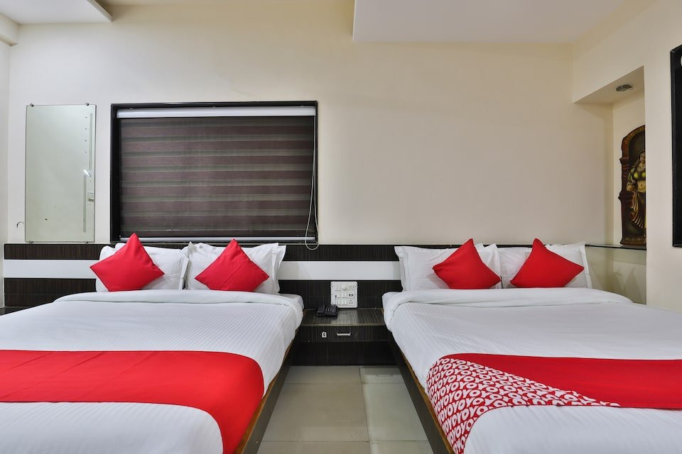 OYO 27662 Varma Palace主图