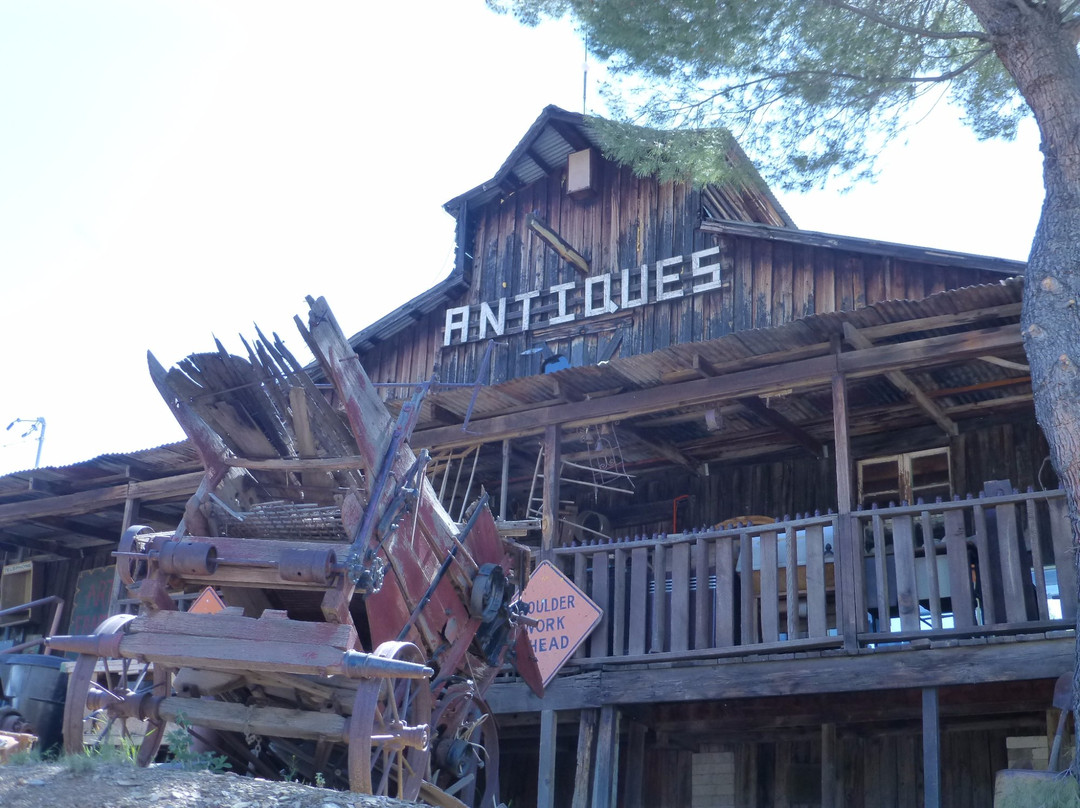 Smittys Big Barn Antiques景点图片