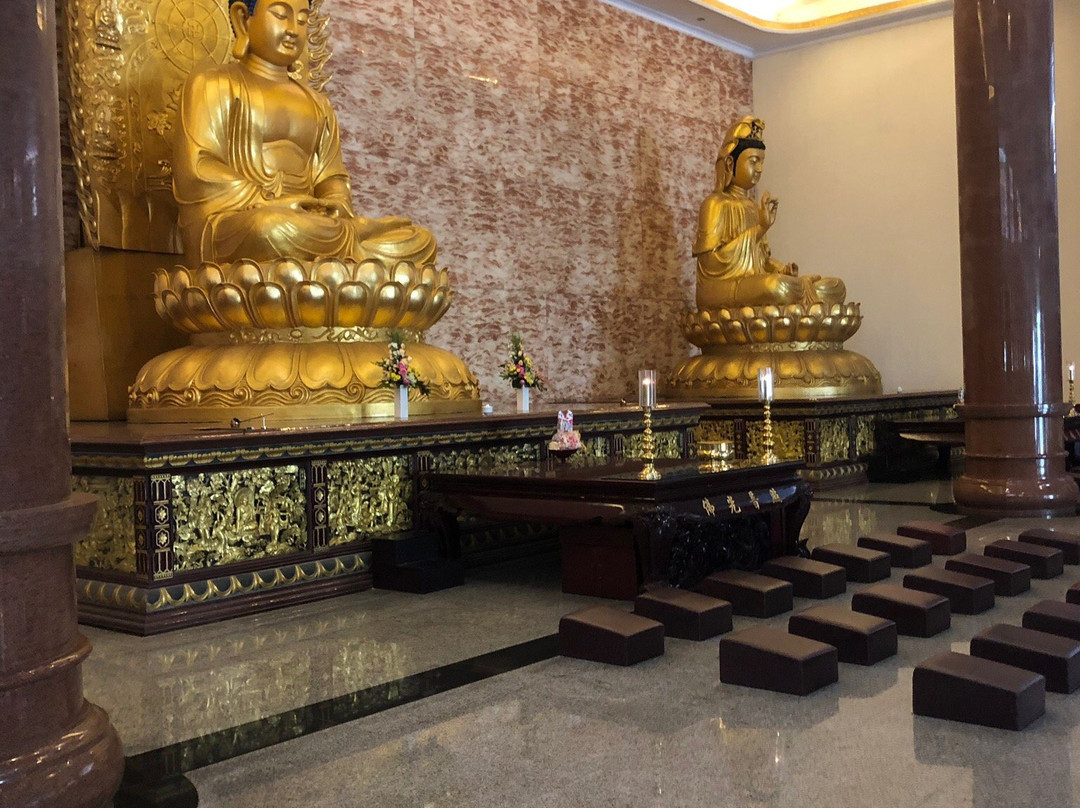 Maha Vihara Maitreya Cemara Asri-棉兰必去景点