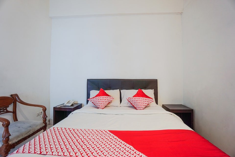 The White House Hotel主图