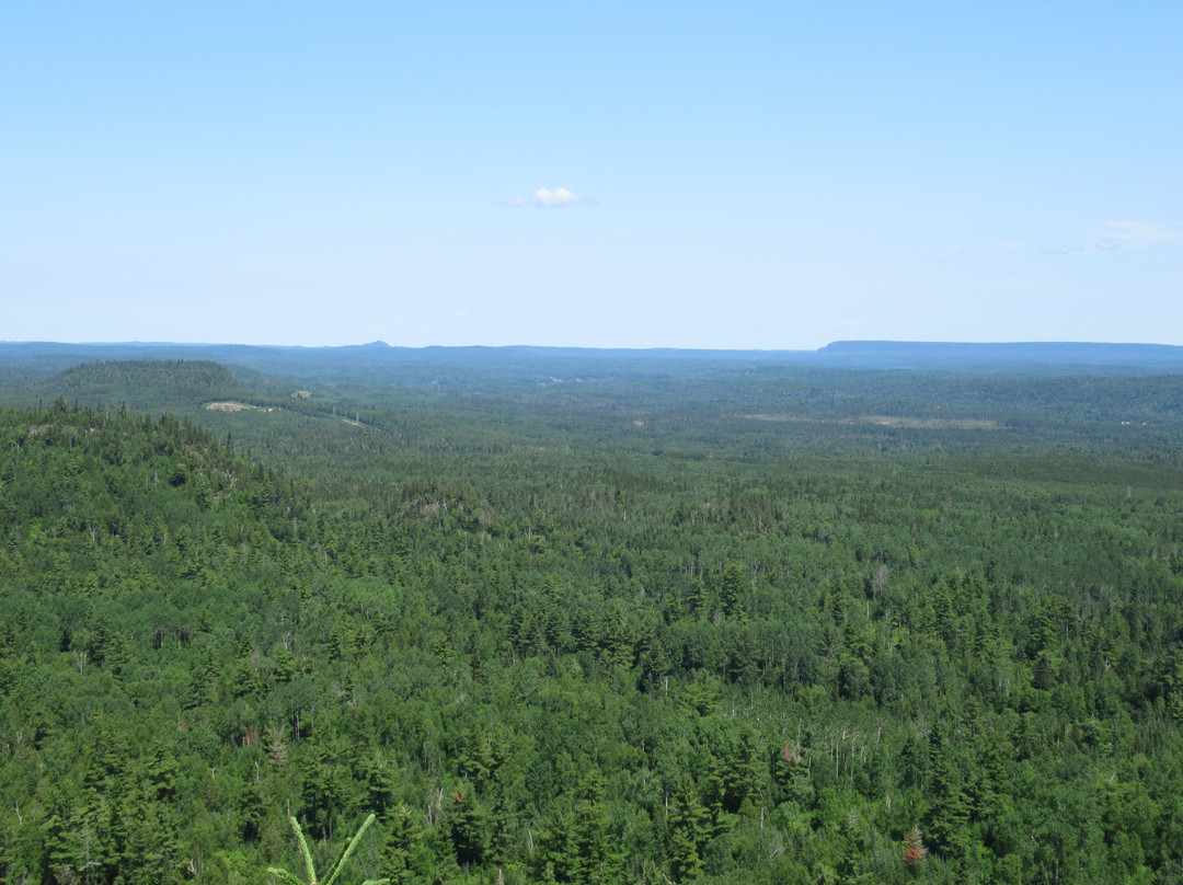 Deer Lake Mountain Hiking Trail景点图片