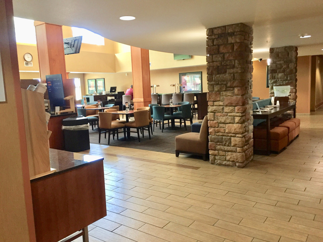 南帕快捷假日&套房酒店主图