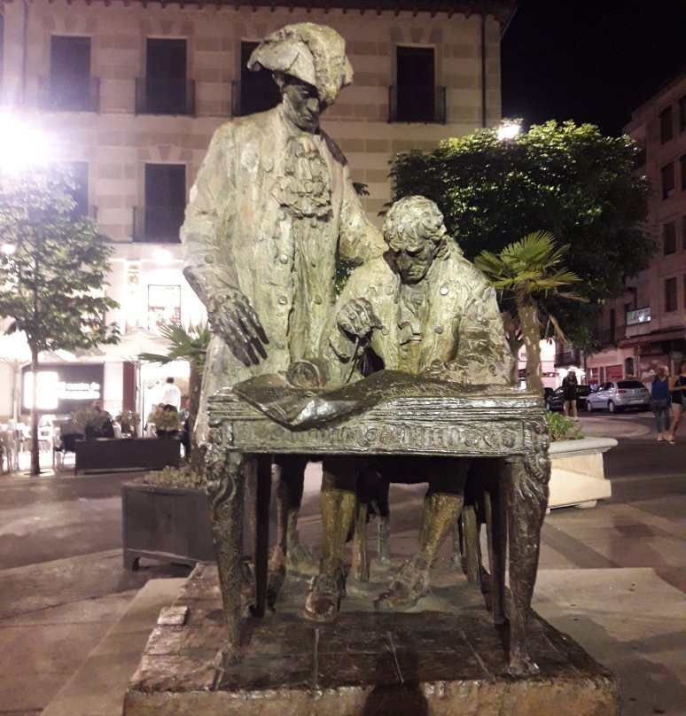 Monumento a Alberto Churriguera y al Conde Francos-萨拉曼卡必去景点