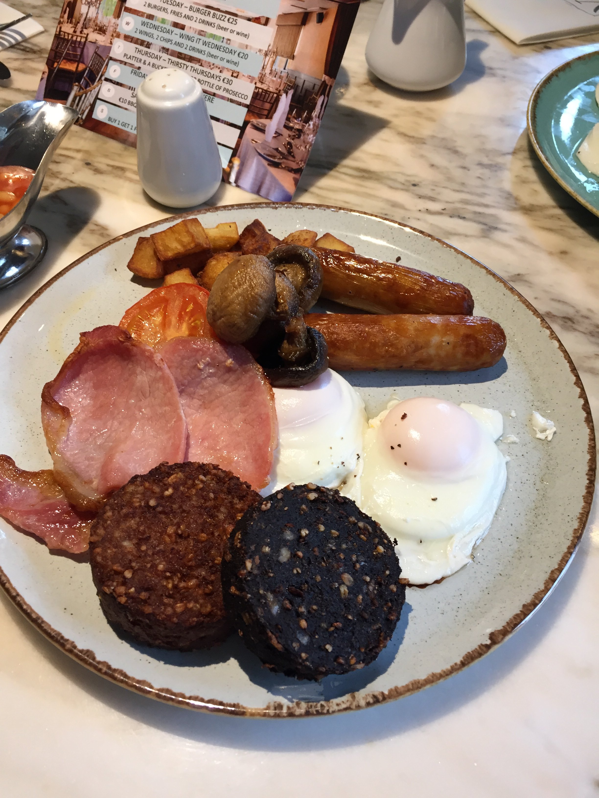 The Village Hotel, Bar & Restaurant-餐饮