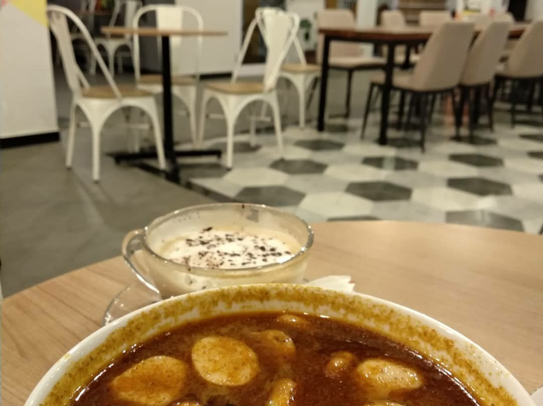 Front One Hotel Airport Solo主图