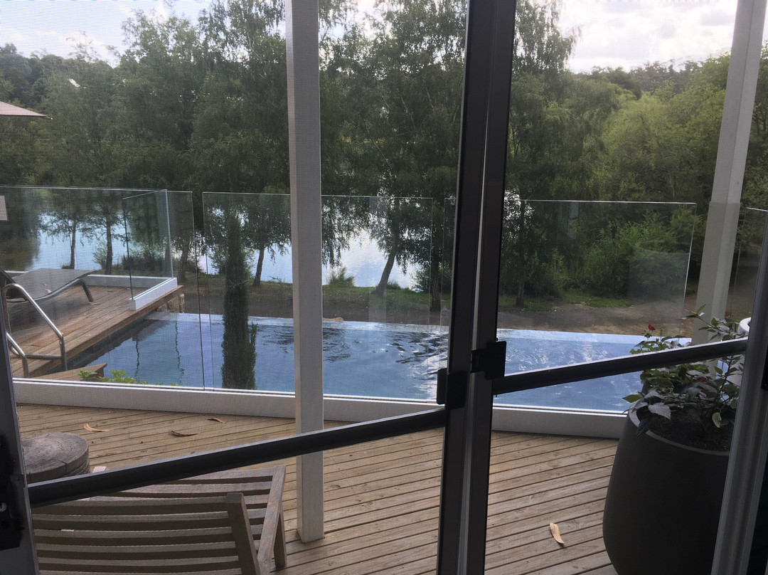 戴尔斯福德湖畔别墅酒店主图