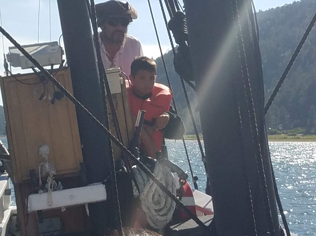 Pirate Ship Tours-大熊湖必去景点