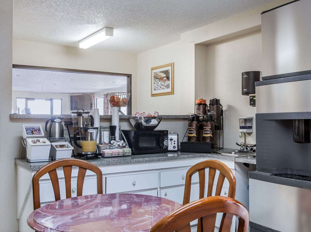 克利夫兰速8酒店主图