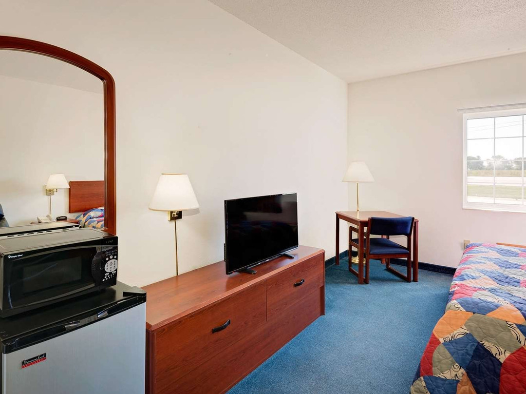 埃默茨堡温德姆速8酒店主图