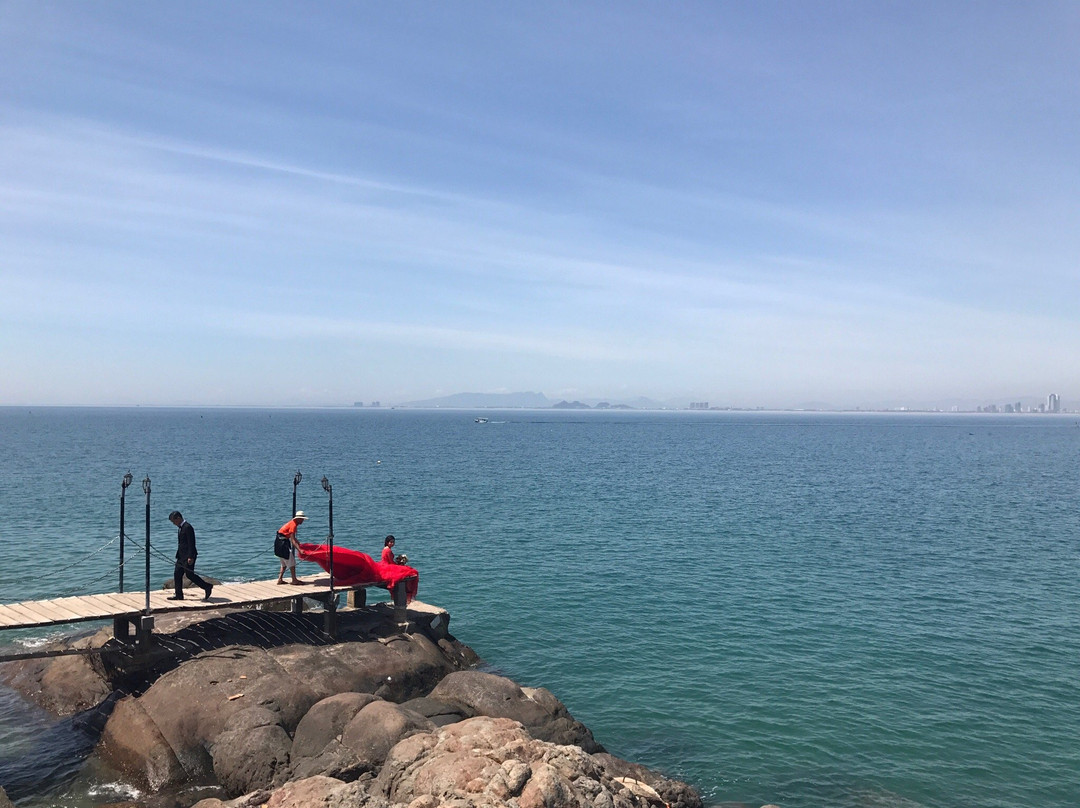 Bãi Đá Đen-岘港必去景点