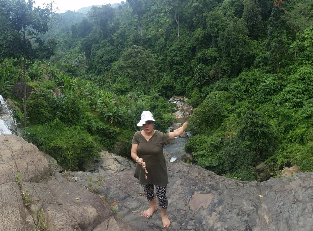 Tundo Telu Waterfall景点图片