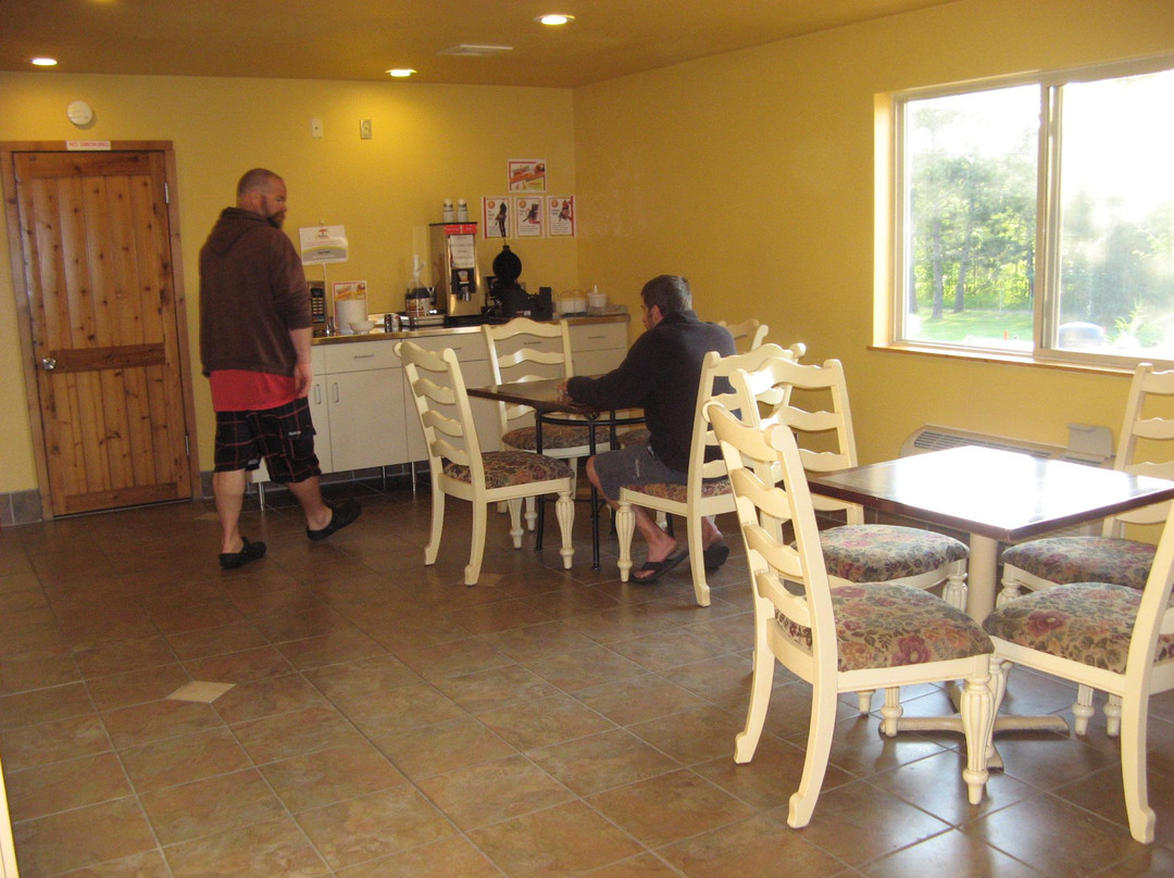 Northwoods Inn & Suites主图