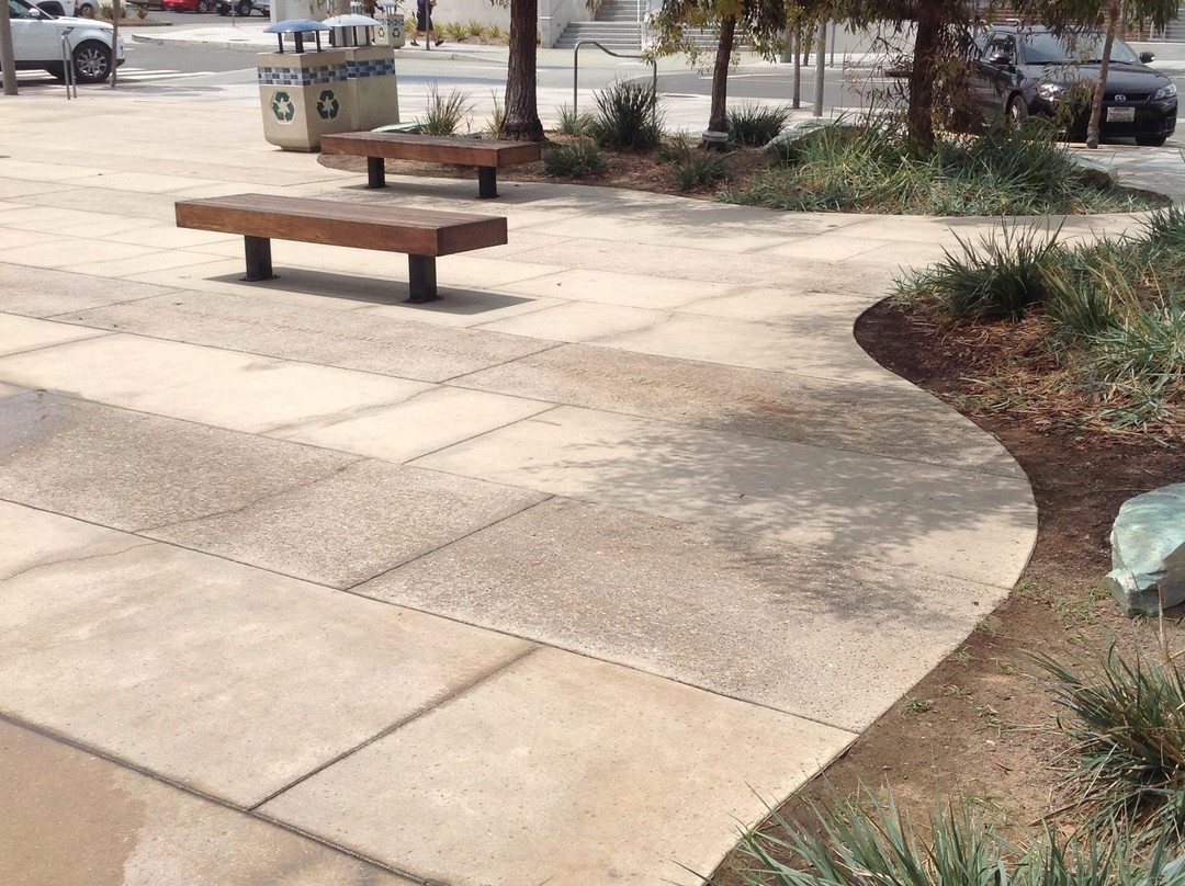 Metlox Plaza-曼哈顿海滩必去景点