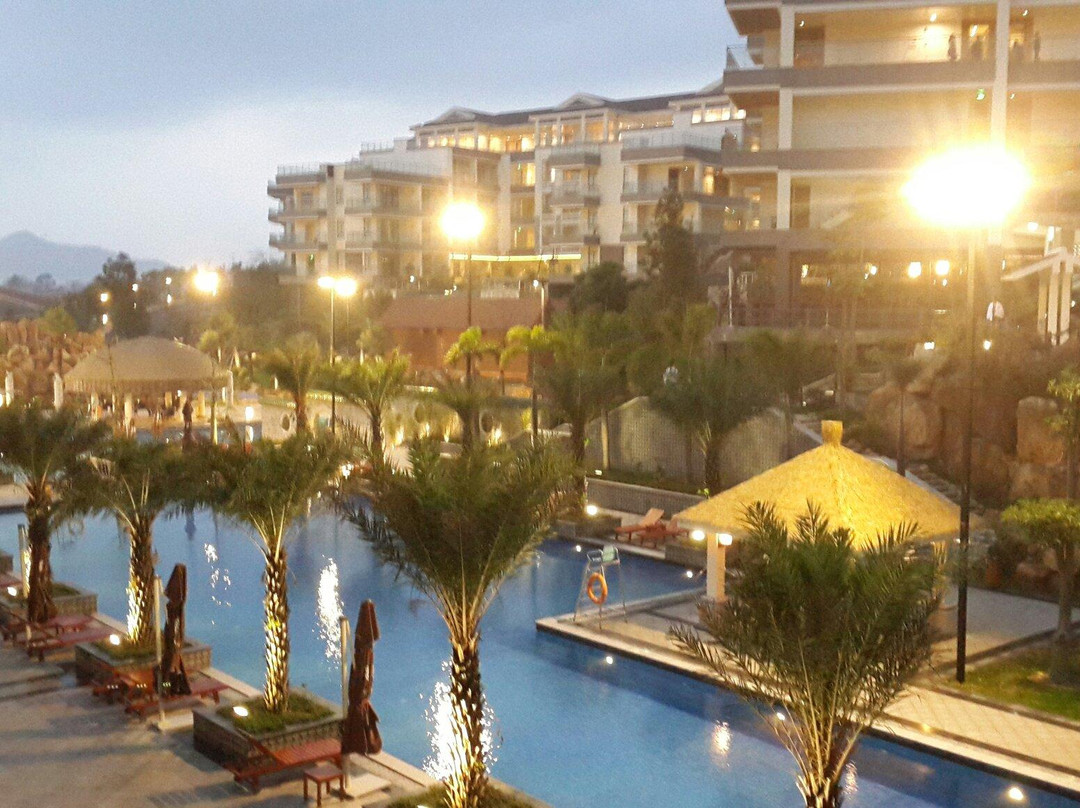 三英温泉度假酒店主图