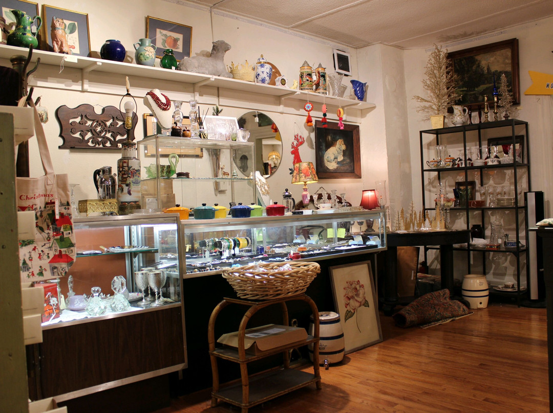 Time Machine Antiques景点图片