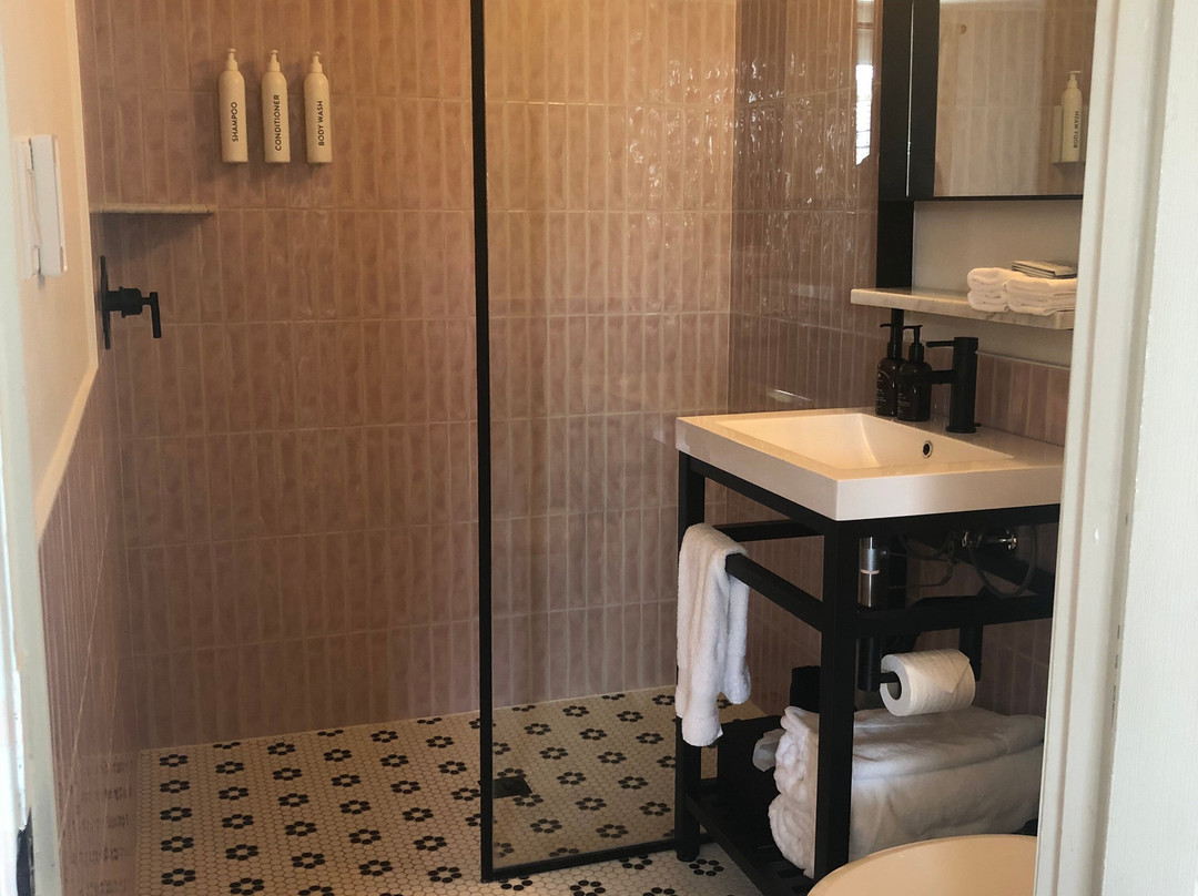 The June Motel主图