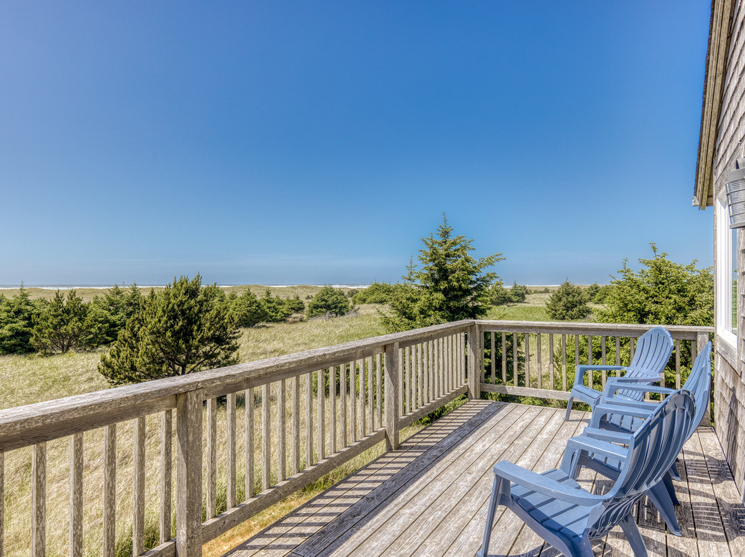 Lighthouse Oceanfront Resort主图