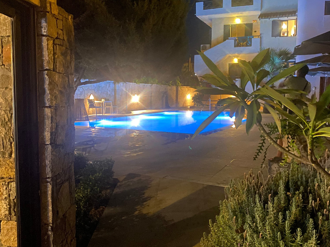 Nancy Chara Apartments主图