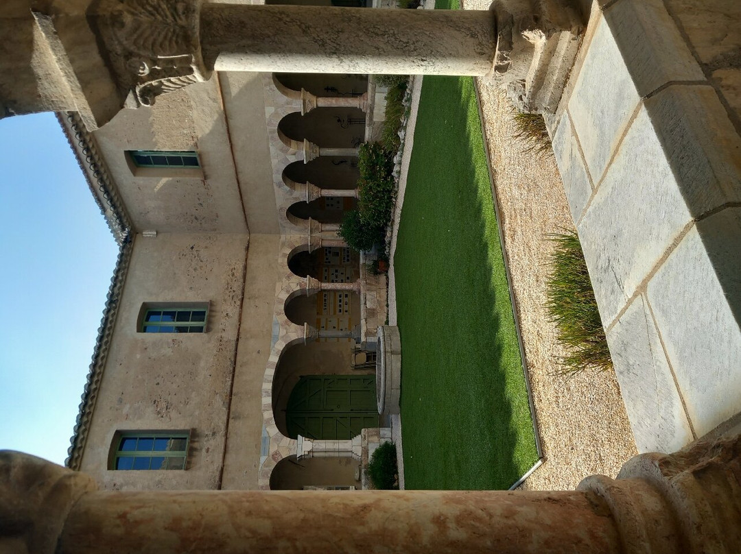 Eglise Saint Michel , le cloitre et le linteau景点图片