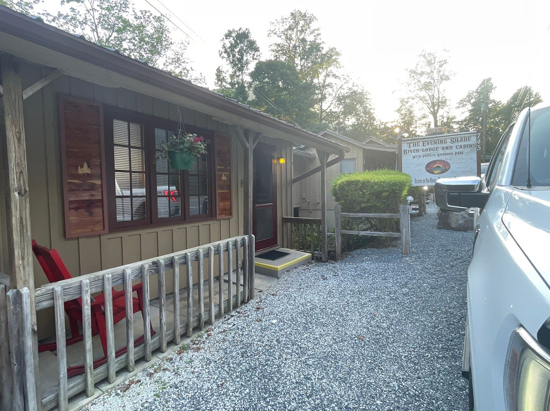 傍晚影河小屋旅馆