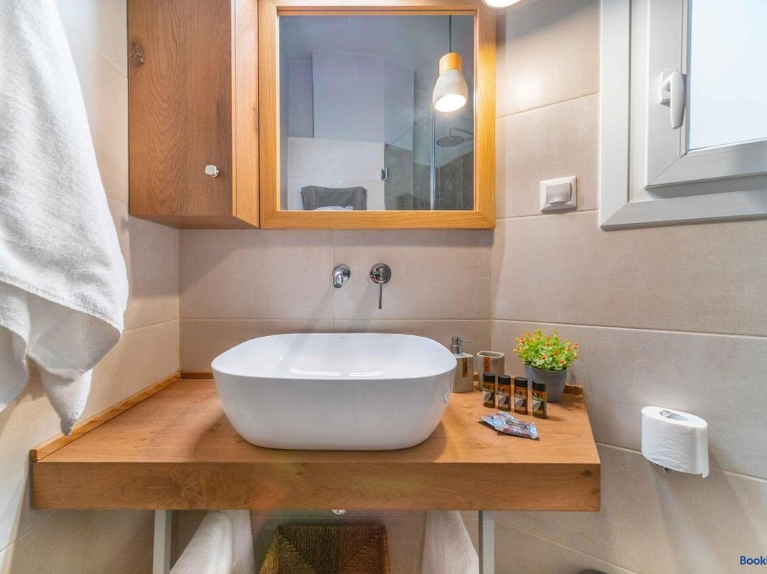Suites 05-06 - Smart Cozy Suites - Large 2 Bedroom, Near Athens and Metro