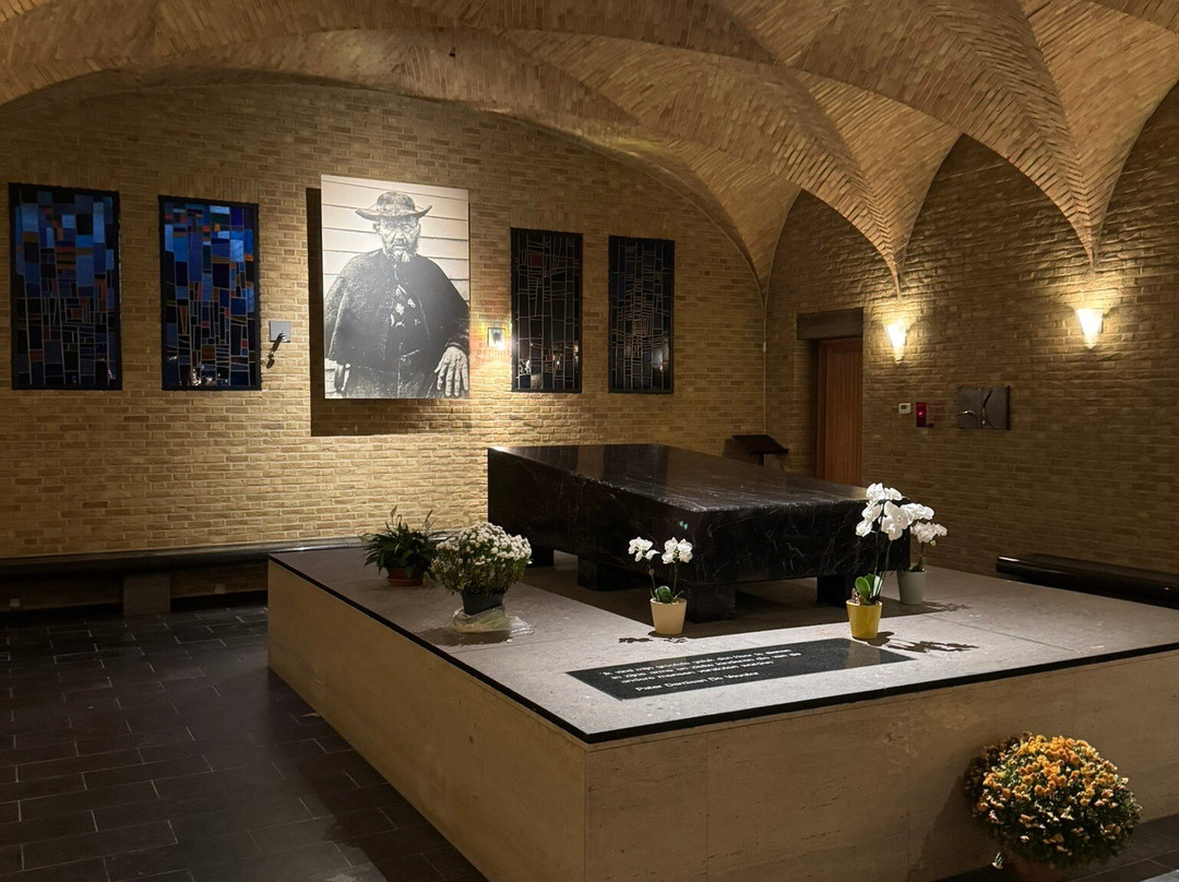 Father Damien's Crypt景点图片