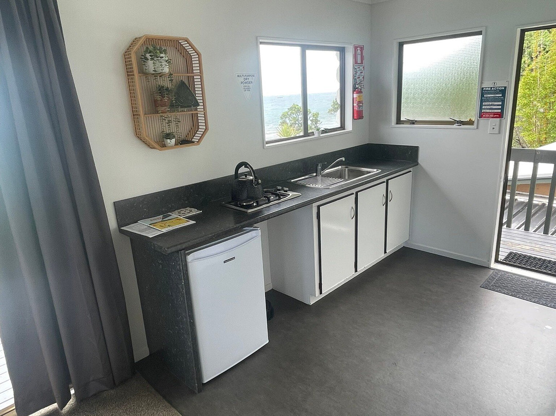 Tipi and Bobs Waterfront Lodge主图