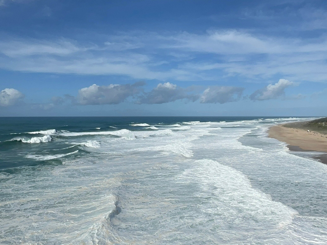 Estatua Homenagem aos surfistas e a Nossa Senhora da Nazare.景点图片