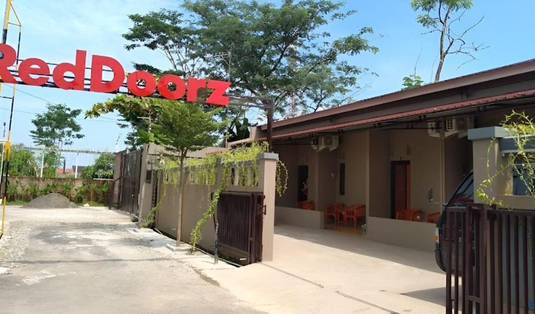 RedDoorz Syariah near Exit Tol Pemalang Comal 2主图