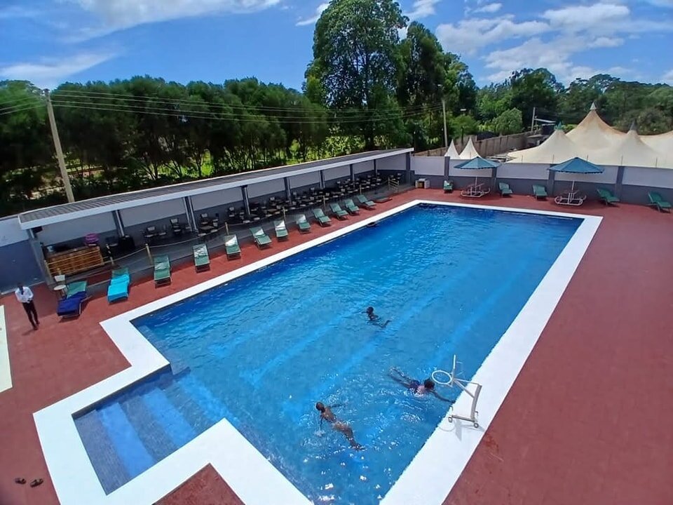Super Break Hotel Kitale-泳池