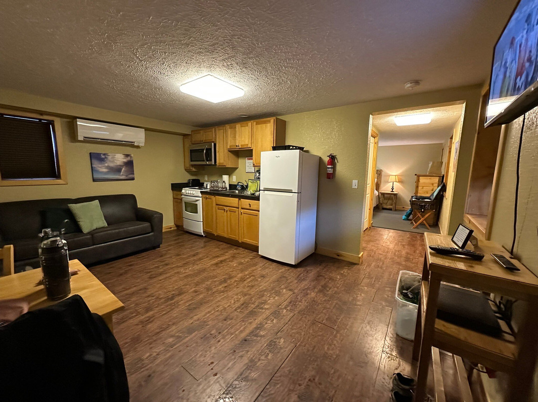 Tahquamenon Suites Lodging主图