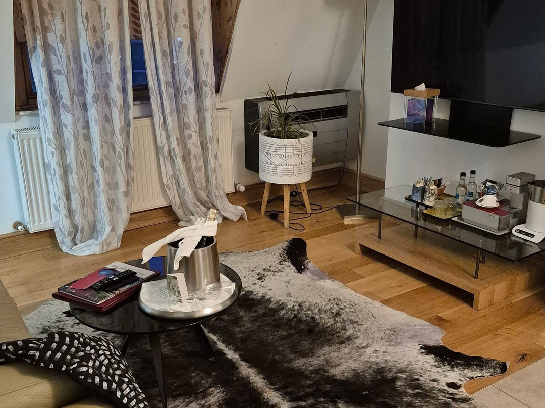 乌纳酒店主图