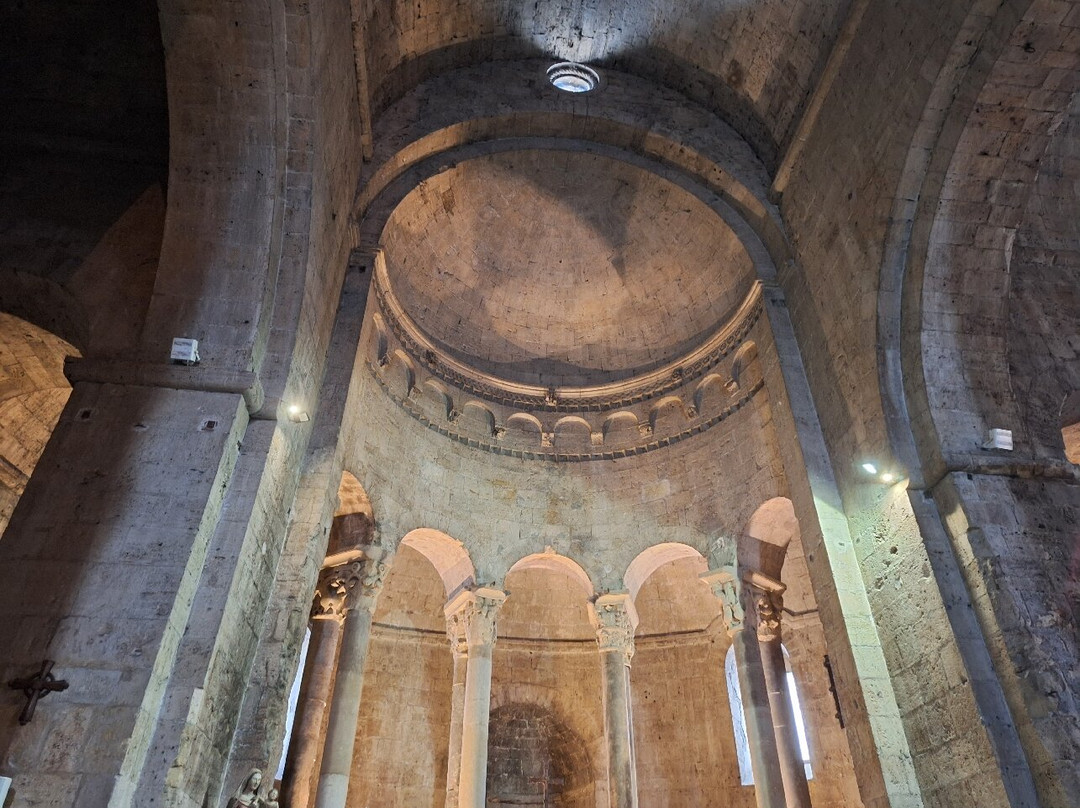 Monestir de Sant Pere de Besalú-贝沙鲁必去景点