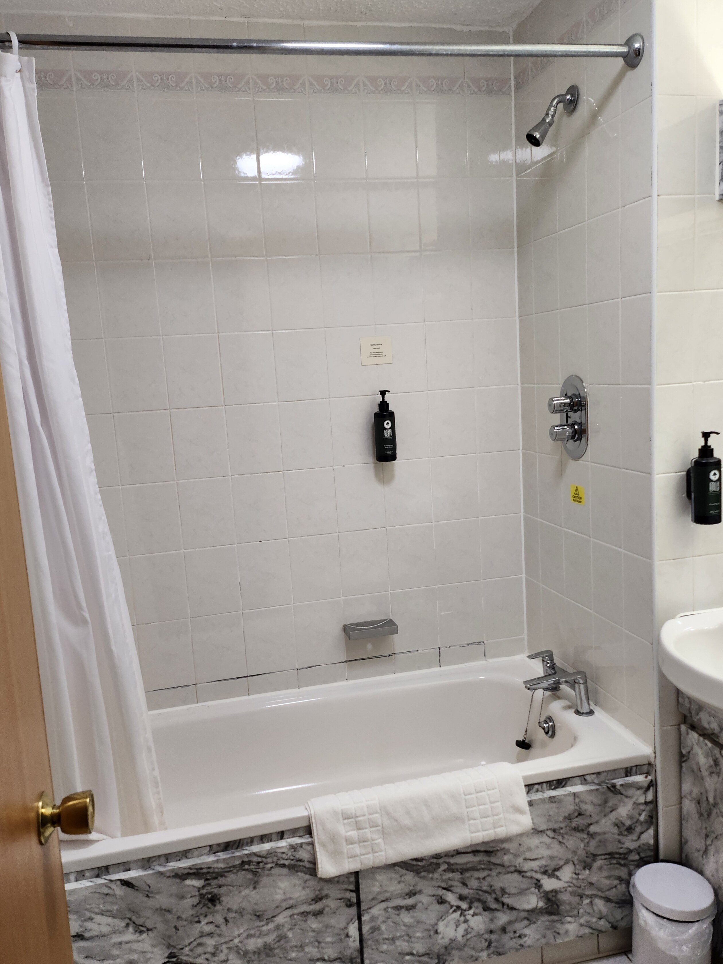 Days Inn by Wyndham Kendal Killington Lake-浴室