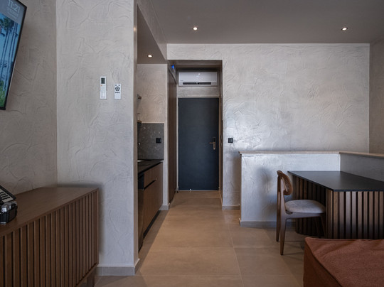 Royal Hotel and Suites主图