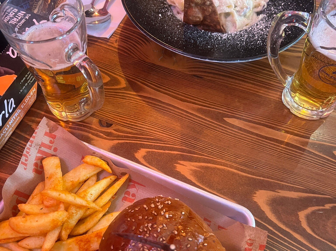 Paprika Burger & Pasta