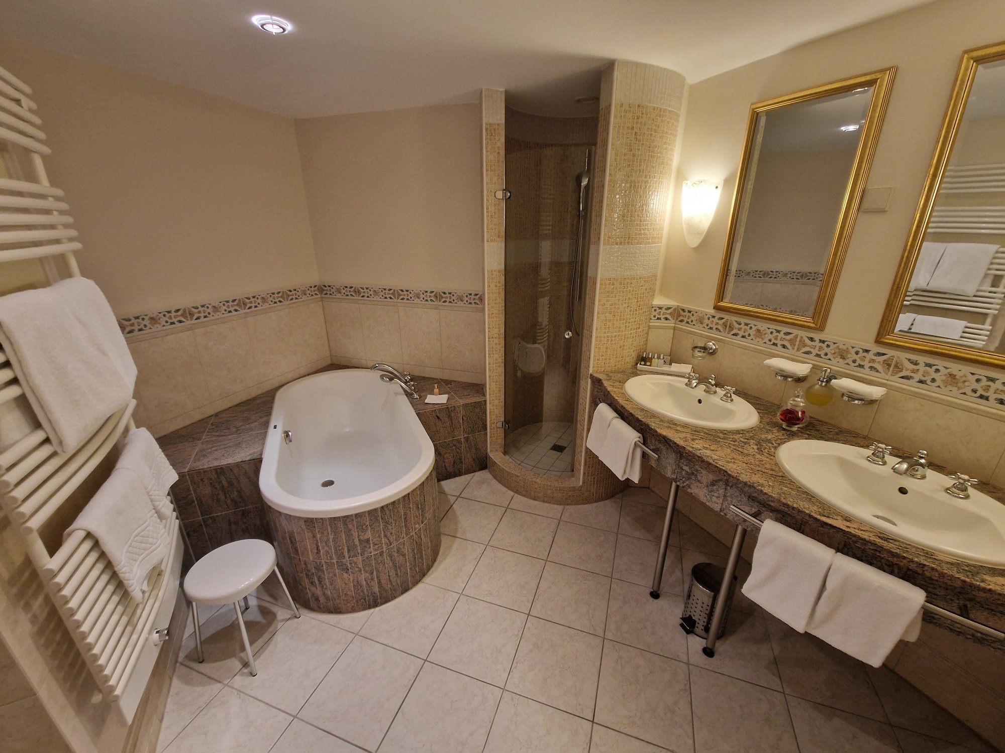 Victor's Residenz Hotel Schloss Berg-浴室