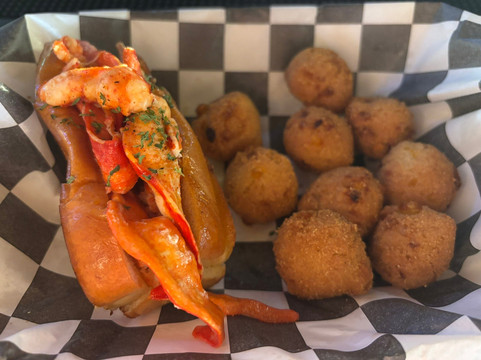 Backyard Social主图