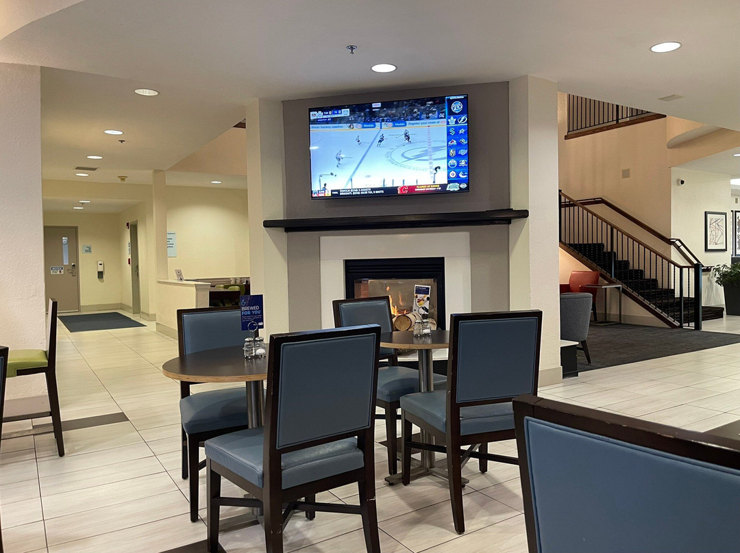 阿克塔/尤里卡机场智选假日套房酒店主图