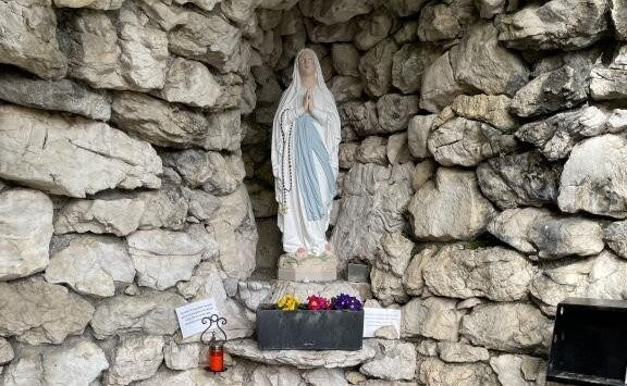 Grotte de la Vierge Marie-Val Terbi必去景点