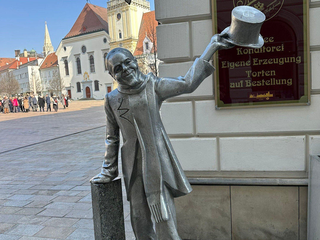 Schone Naci Statue-布拉迪斯拉发必去景点