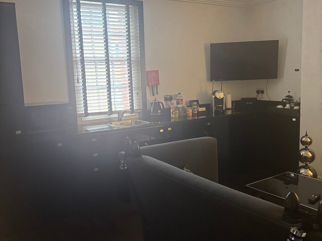 曼斯利斯特罗兹宫套房酒店主图